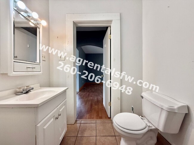 Building Photo - 2 Bedroom House