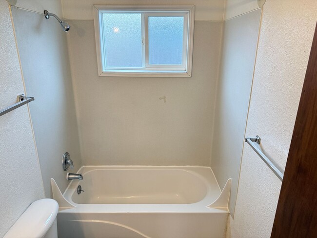 Building Photo - 3 bedroom 2 bath house in a great neighborhood!