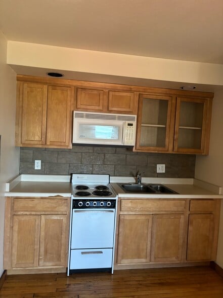 Building Photo - 612 Howard Plz