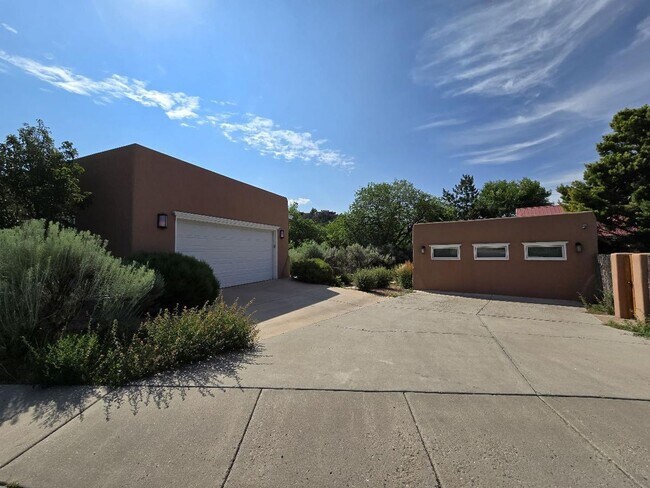 Building Photo - 133 Valley Dr