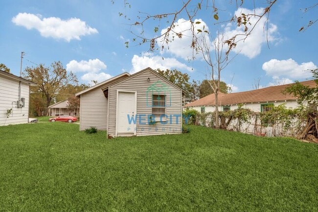 Building Photo - 3907 Roberts Ave