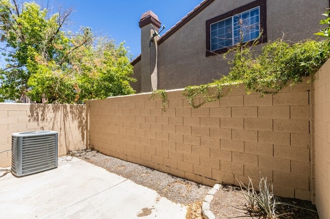 Building Photo - Modern 2-Bedroom Green Valley Townhome