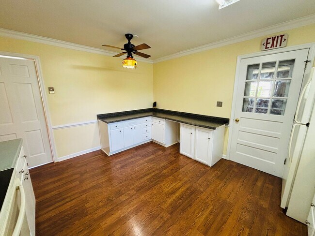 Building Photo - 405 Stonegate Dr
