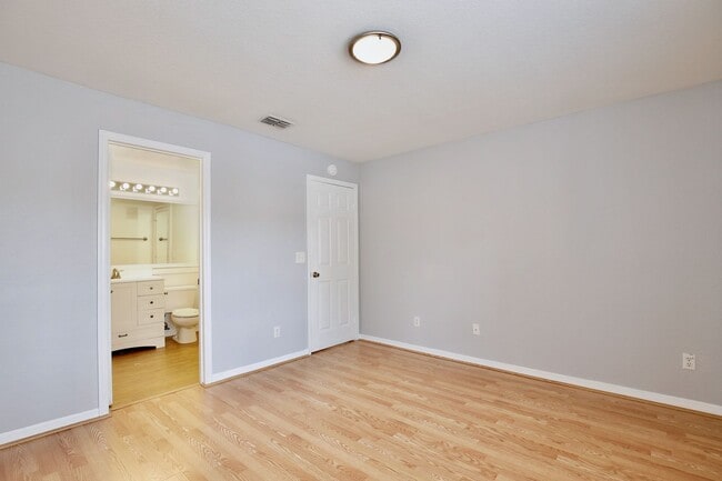 Building Photo - Charming 2/2 Spacious Condo with a Screened Balcony in the Highly Desired Dr. Phillips Area - Orl...