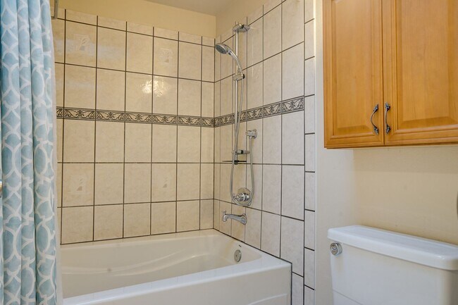 Building Photo - Kent Tri-level home