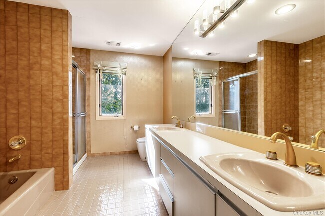 Building Photo - 12 Bolton Dr