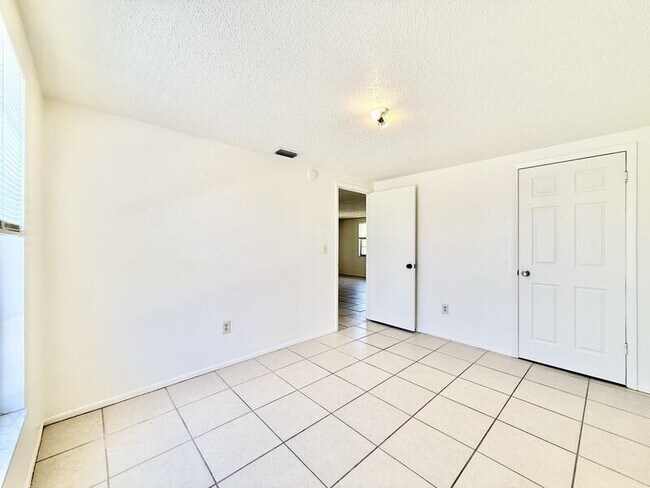 Building Photo - 7071 Bee Ridge Rd
