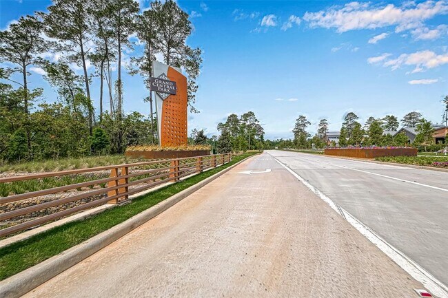 Building Photo - 323 Highland Bayou Dr