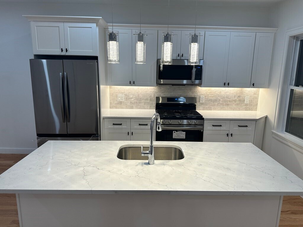 Building Photo - 82 Albertina St