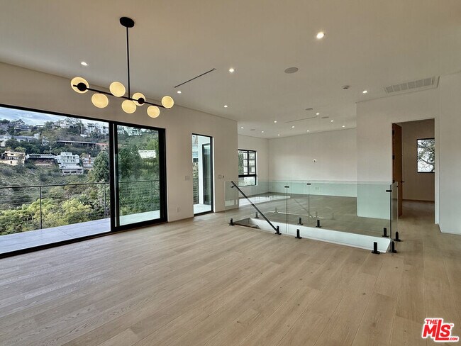 Building Photo - 1931 Sunset Plaza Dr