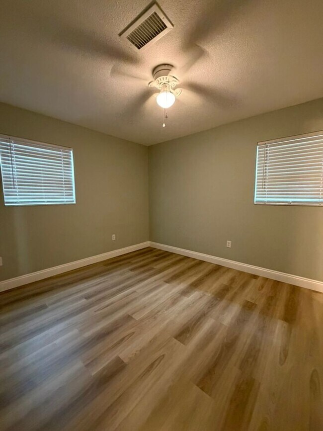Building Photo - UNFURNISHED, UPDATED 3B/1.5B Home in the Heart of Ft. Walton Beach