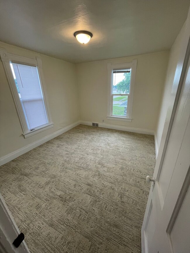 Building Photo - Updated 5 Bedroom House for Rent