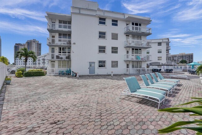 Building Photo - 1913 S Ocean Dr