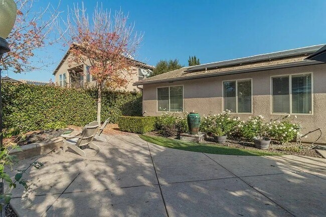Building Photo - 1295 E Via Estrella Dr