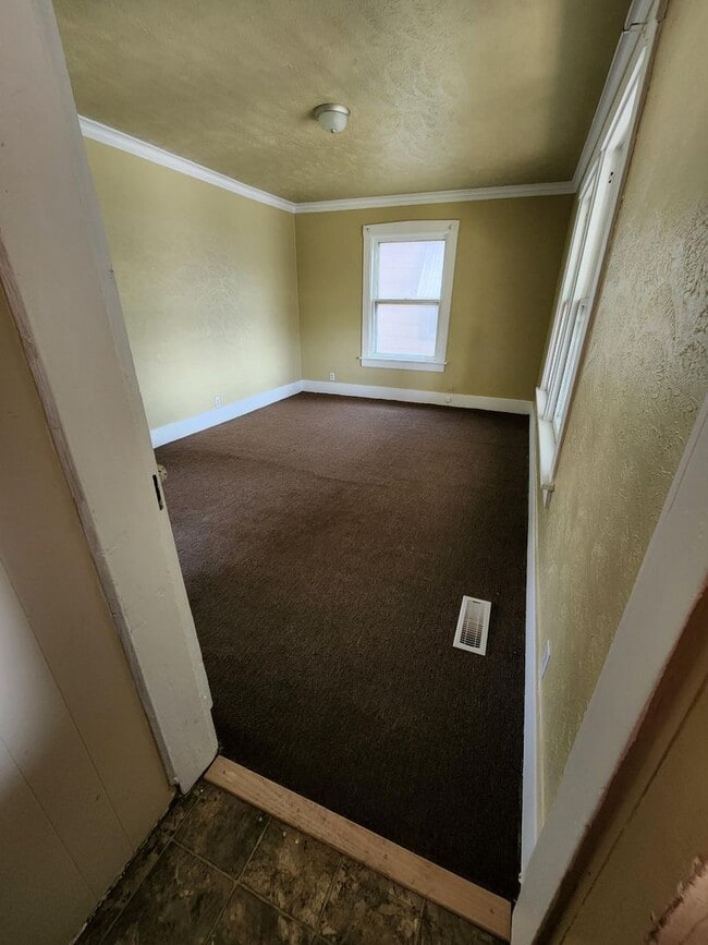 Building Photo - Newly remodeled 2 bedroom, 1.5 bathroom House