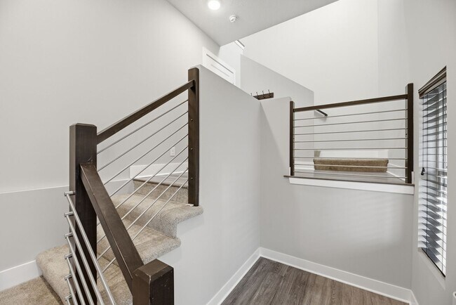 Building Photo - Stylish Midtown townhouse with stunning city views!