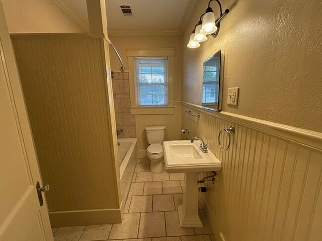 Building Photo - 3044 Wilshire Dr