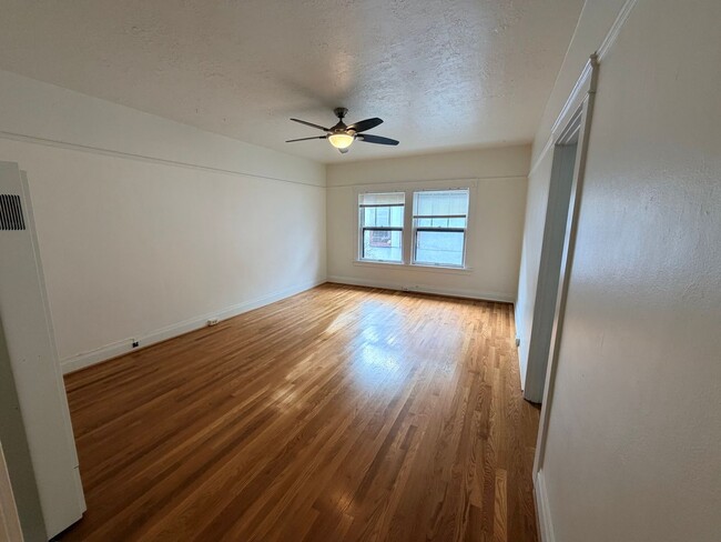 Building Photo - Studio Second Floor Unit Ladd's Addition/Hawthorne District