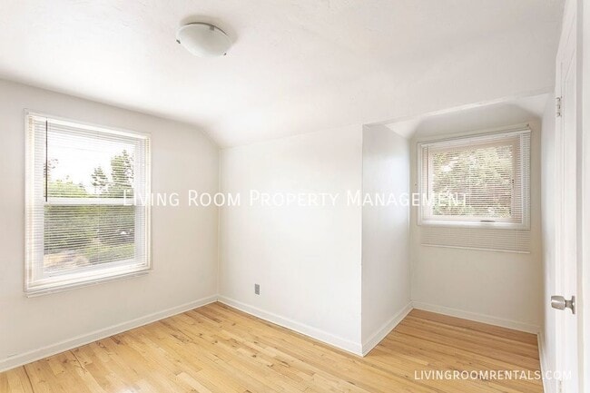 Building Photo - 5001 NE 32nd Pl