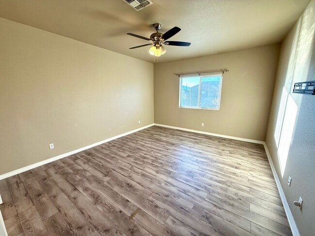 Building Photo - Beautiful 3 Bedroom with 3 Car Garage- Available Now!