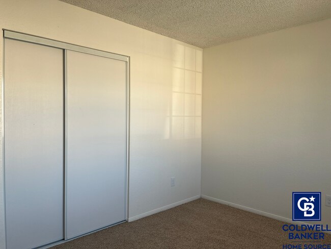 Building Photo - 4 Bedrooms 2 Bathroom home available in Victorville!!