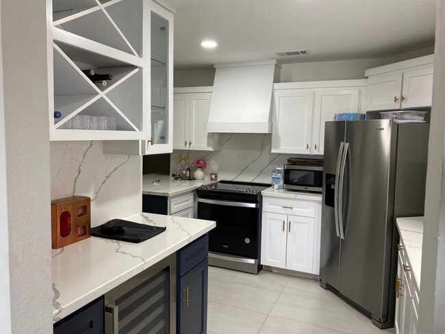 Building Photo - 439 Puig Dr