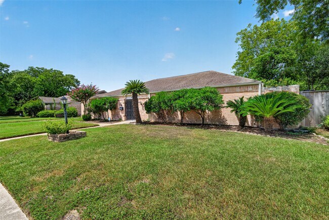 Building Photo - 6222 Creekbend Dr