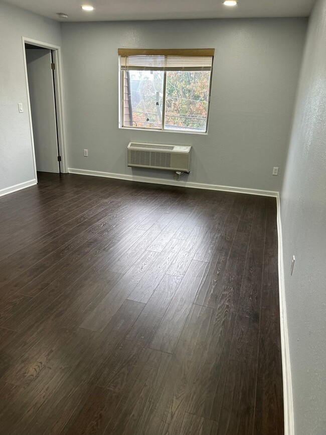 Building Photo - 1 Bedroom Condo in Hackensack