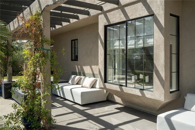 Building Photo - 2940 Rosanna St