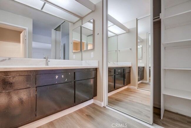 Building Photo - 323 Streamwood-