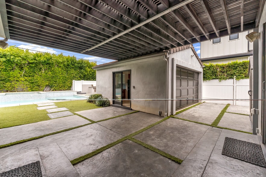 Building Photo - 4925 Nagle Ave