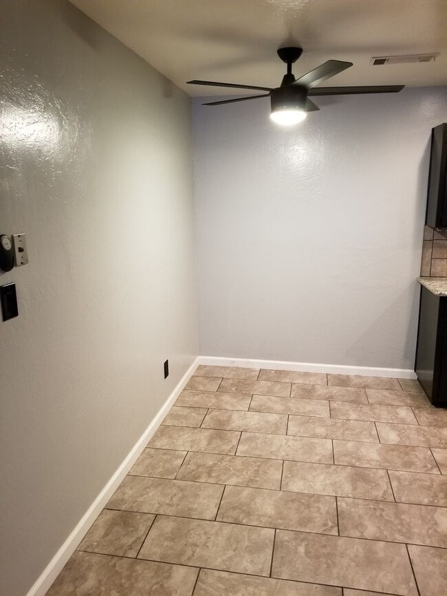 Building Photo - 1 BR Loft Available now