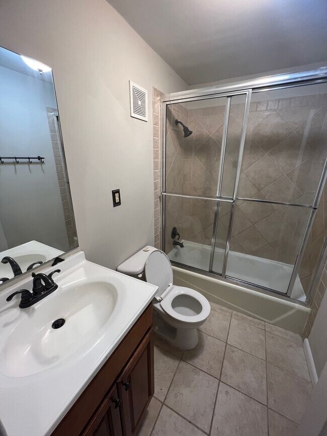 Building Photo - 2 Bed 1 Bath condo in gated community!