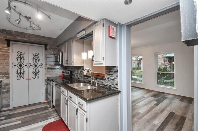 Building Photo - 11525 Burdine St