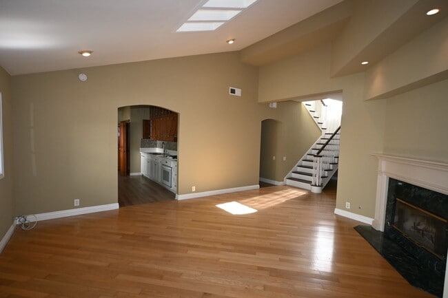 Building Photo - Beautiful Mission Viejo 5 bedroom 2.5 bathroom plus den home