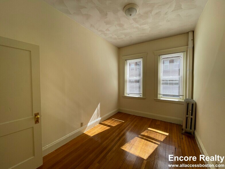 Building Photo - 108 Peterborough St