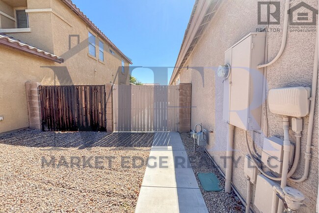Building Photo - 4Bed/2Bath Furnished Home w/3 Car Garage! ...