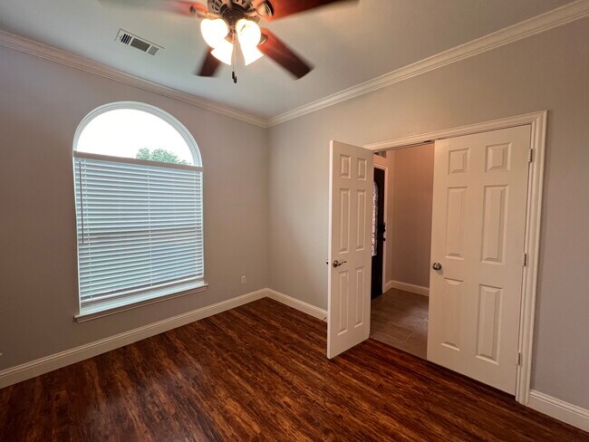 Building Photo - 301 Carissa Ct