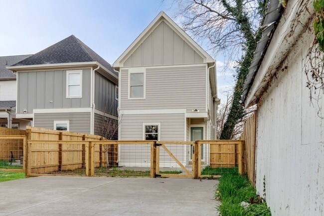 Building Photo - Stunning 3BE/2.5BA in the SHELBY PARK area! Easy DOWNTOWN access!