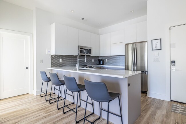 Building Photo - Top Floor 2bd/2ba Condo in East Atlanta, P...