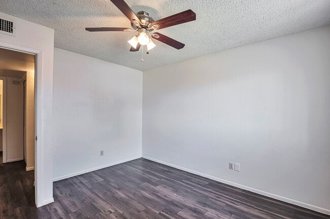 Building Photo - 6 Bedroom 3.5 Bath, Large Pool and Backyard