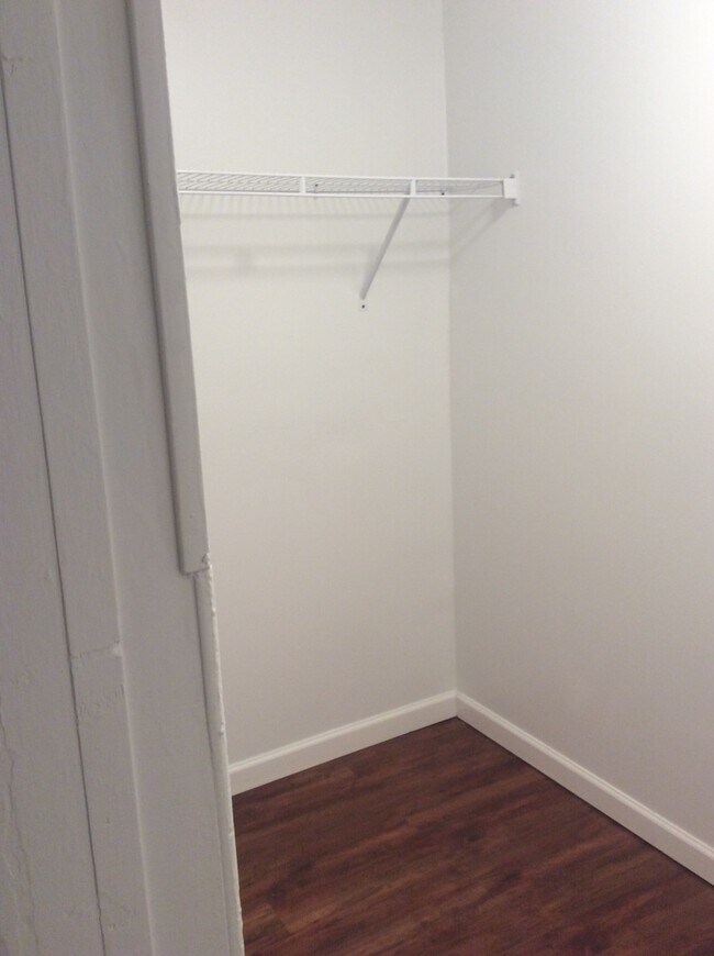 Building Photo - 3 Bedroom 1.5 Bath 1st Floor Apartment-York City SD