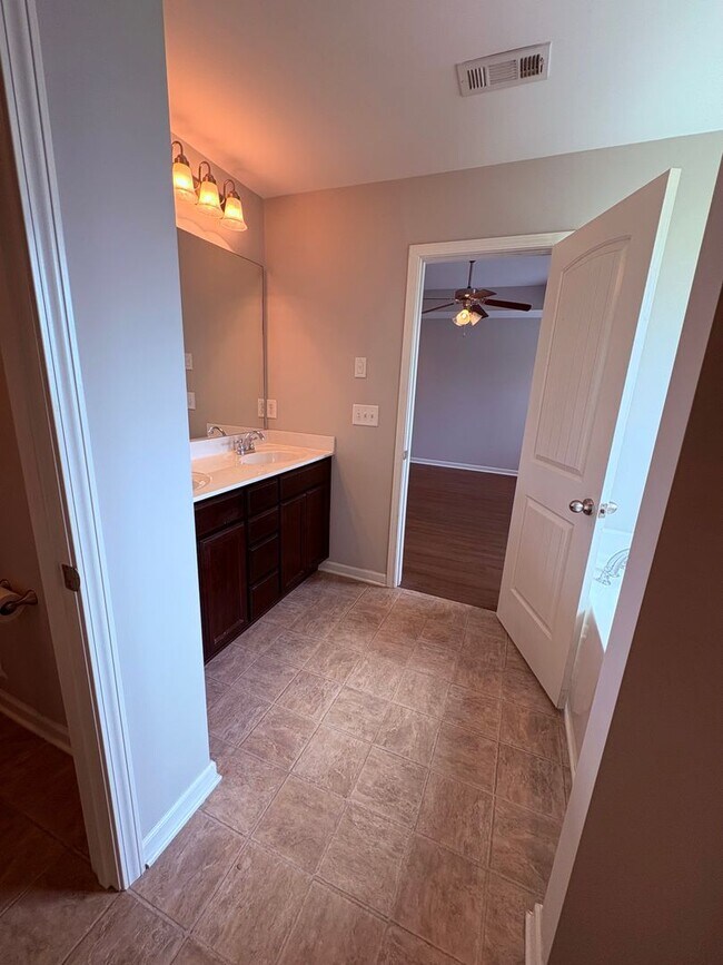 Building Photo - Stunning Stratford Park Townhome