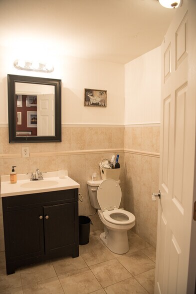 2nd Floor Full Bathroom - 1623 Swain St