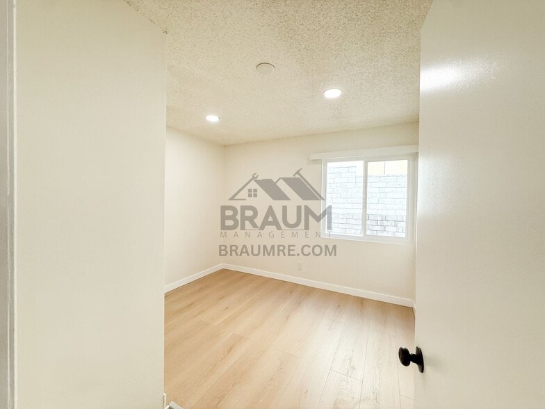 Building Photo - 5461 Kester Ave