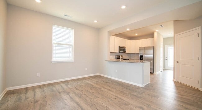 Building Photo - 4 Bed 2.5 Bath