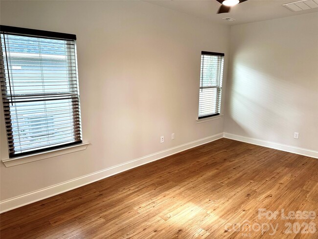 Building Photo - 521 N Linwood Ave