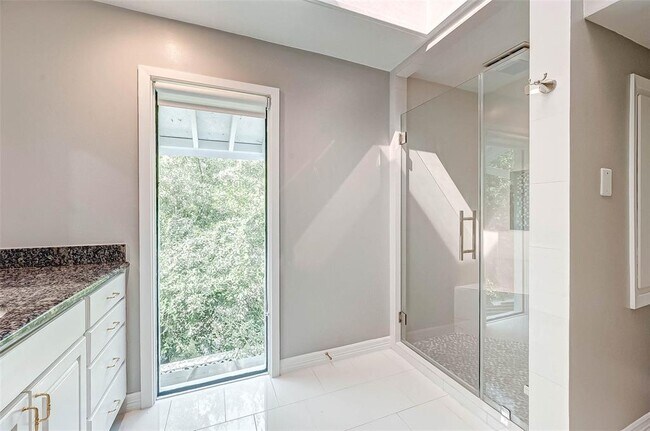 Building Photo - 8986 Chatsworth Dr