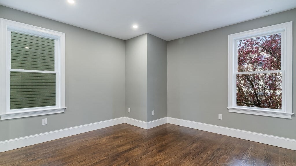 Building Photo - 555 E 5th St