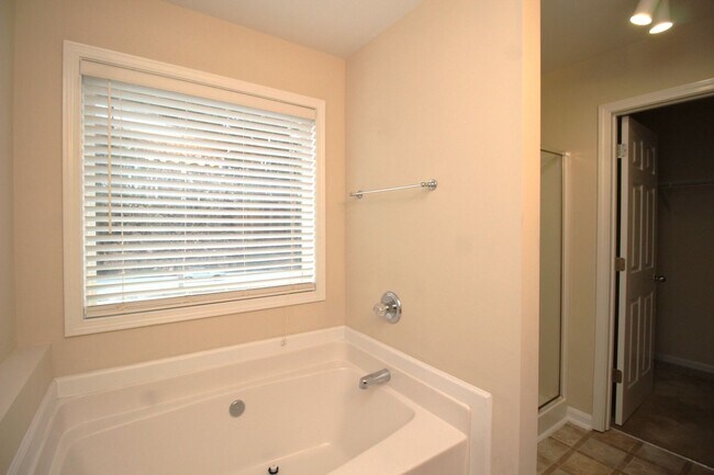 Building Photo - Walking distance to Downtown Sugar Hill!
